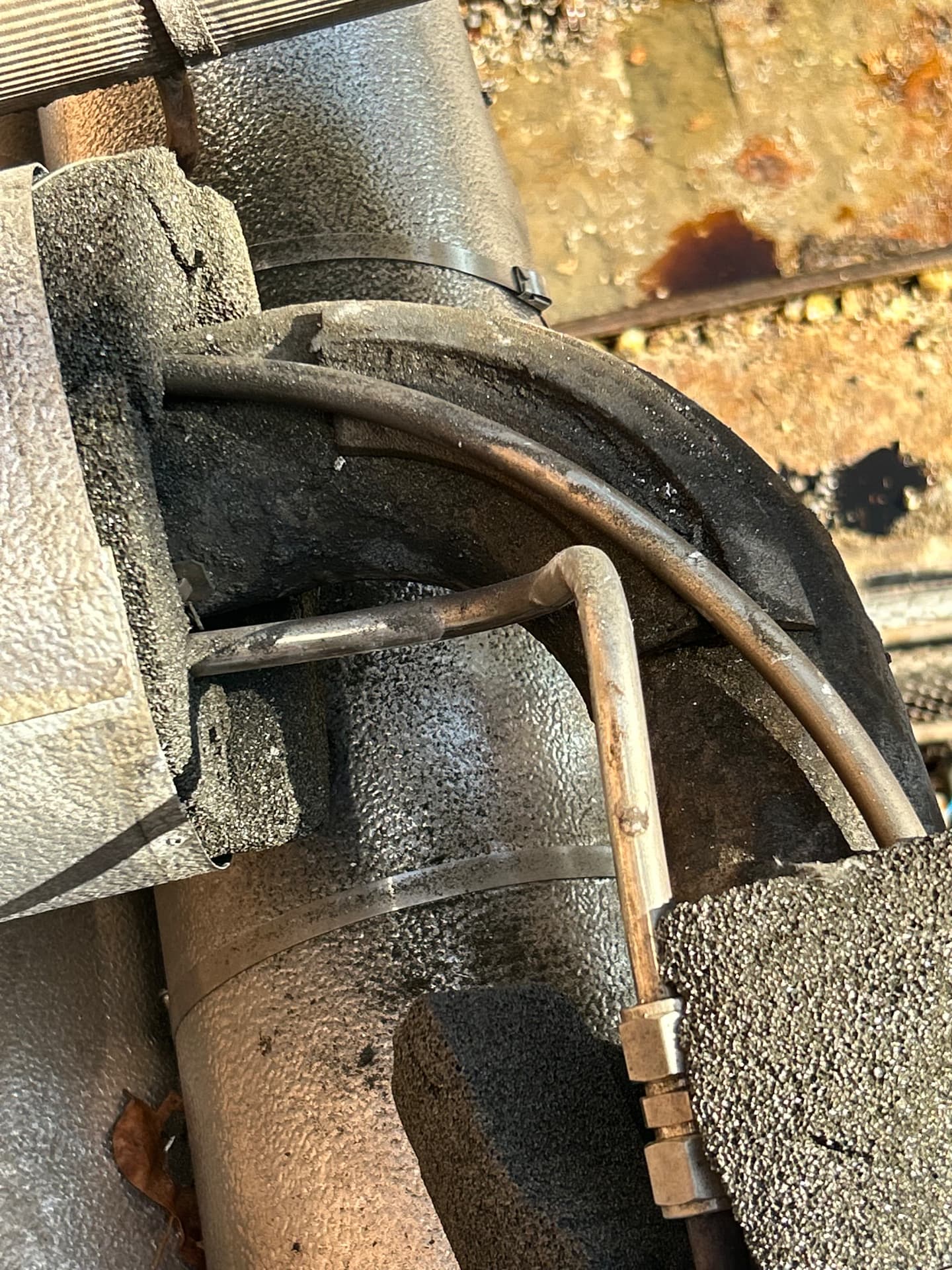 Steam tracer with poor contact against an insulated process pipe